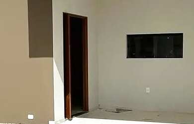 Imagem: A casa possui 3 Dormitórios e 2 Banheiros e está localizado