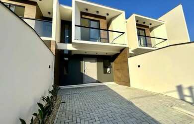 Imagem: A casa possui 3 Dormitórios, 2 Banheiros, 2 Vagas na garagem