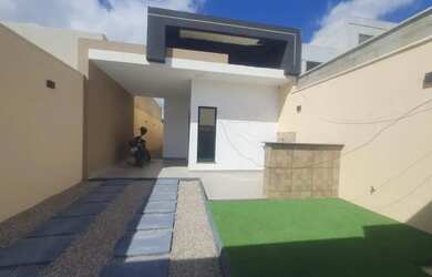 Imagem: A casa possui 2 Dormitórios, 2 Banheiros, 2 Vagas na garagem