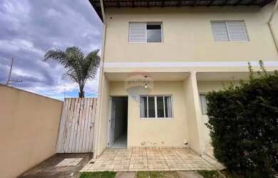 Imagem: A casa possui 2 Dormitórios, 2 Banheiros, 2 Vagas na garagem