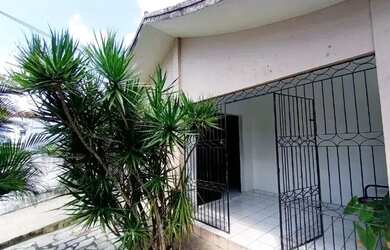 Imagem: A casa possui 3 Dormitórios, 2 Banheiros e está localizado