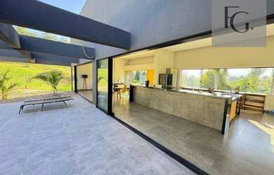 Imagem: A casa em condomínio possui 4 Dormitórios, 5 Banheiros, 5