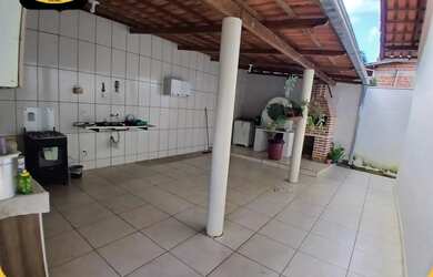 Imagem: A casa possui 3 Dormitórios, 1 Banheiro e 3 Vagas na garagem