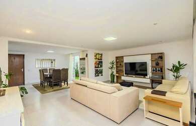 Imagem: A casa possui 3 Dormitórios, 2 Banheiros, 3 Vagas na garagem