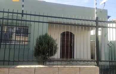 Imagem: A casa possui 3 Dormitórios, 2 Banheiros, 1 Vaga na garagem