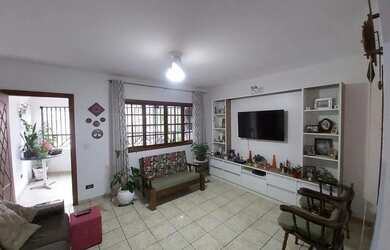 Imagem: A casa possui 3 Dormitórios, 2 Banheiros, 2 Vagas na garagem