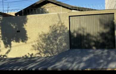 Imagem: A casa possui 3 Dormitórios, 2 Banheiros, 2 Vagas na garagem