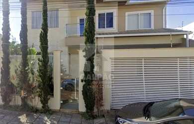 Imagem: A casa possui 3 Dormitórios, 5 Banheiros, 2 Vagas na garagem