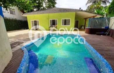 Imagem: A casa possui 4 Dormitórios, 5 Banheiros, 3 Vagas na garagem