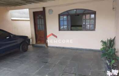 Imagem: A casa possui 3 Dormitórios, 1 Banheiro, 2 Vagas na garagem