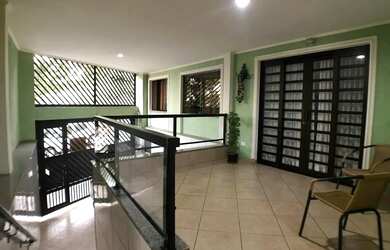 Imagem: A casa possui 5 Dormitórios, 5 Banheiros, 2 Vagas na garagem