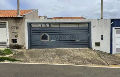 Imagem: A casa possui 3 Dormitórios, 1 Banheiro, 2 Vagas na garagem