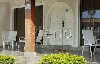 Imagem: A casa possui 4 Dormitórios, 2 Banheiros, 5 Vagas na garagem