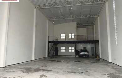 Imagem: O depósito possui 4 Vagas na garagem, 300m² de Área e está