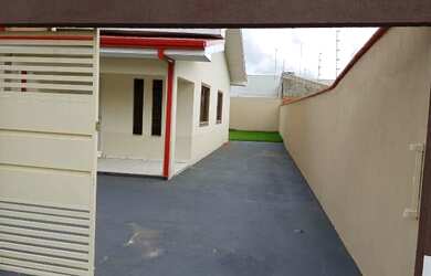 Imagem: A casa possui 3 Dormitórios, 3 Vagas na garagem, 120m² de