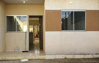 Imagem: A casa possui 2 Dormitórios, 1 Banheiro, 2 Vagas na garagem