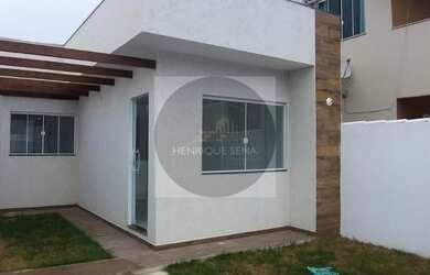 Imagem: A casa possui 3 Dormitórios, 2 Banheiros, 2 Vagas na garagem