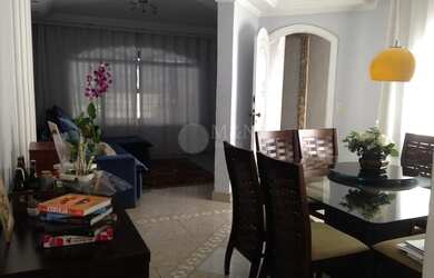 Imagem: A casa possui 3 Dormitórios, 3 Banheiros, 3 Vagas na garagem