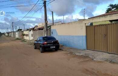 Imagem: A casa possui 3 Dormitórios, 2 Banheiros, 5 Vagas na garagem