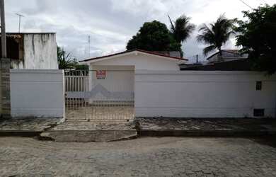 Imagem: A casa possui 3 Dormitórios, 1 Banheiro, 2 Vagas na garagem