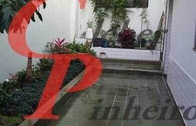 Imagem: A casa possui 4 Dormitórios, 2 Banheiros, 3 Vagas na garagem