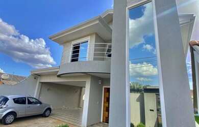 Imagem: A casa possui 3 Dormitórios, 3 Banheiros, 4 Vagas na garagem