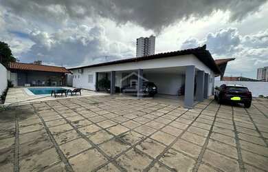 Imagem: A casa possui 4 Dormitórios, 3 Banheiros, 4 Vagas na garagem