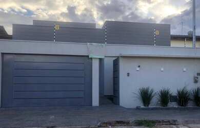 Imagem: A casa possui 3 Dormitórios, 3 Banheiros, 3 Vagas na garagem