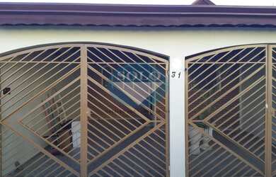 Imagem: A casa possui 3 Dormitórios, 2 Banheiros, 2 Vagas na garagem