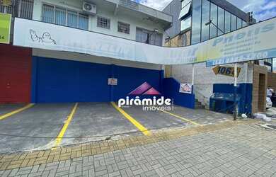 Imagem: O depósito possui 2 Vagas na garagem e 112m² de Área e está