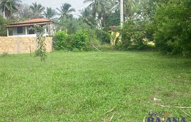 Imagem: O terreno possui 700m² de Área e está localizado em Arembepe