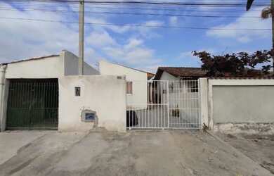 Imagem: A casa possui 2 Dormitórios, 1 Banheiro, 1 Vaga na garagem