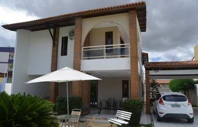 Imagem: A casa possui 4 Dormitórios, 3 Banheiros, 5 Vagas na garagem