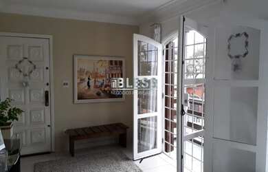 Imagem: A casa possui 3 Dormitórios, 3 Banheiros, 4 Vagas na garagem