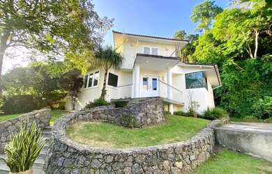 Imagem: A casa possui 2 Dormitórios, 3 Banheiros, 5 Vagas na garagem