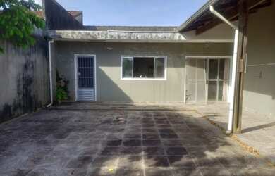 Imagem: A casa possui 2 Dormitórios, 2 Banheiros, 4 Vagas na garagem