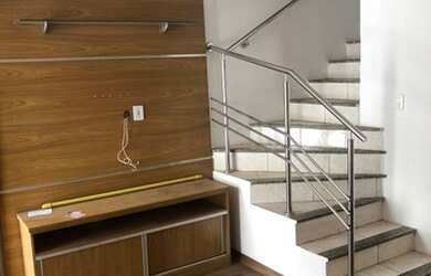 Imagem: A casa possui 2 Dormitórios, 2 Banheiros, 2 Vagas na garagem