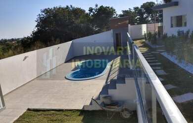 Imagem: A casa possui 3 Dormitórios, 2 Banheiros, 3 Vagas na garagem