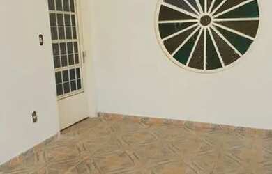 Imagem: A casa possui 3 Dormitórios, 1 Banheiro, 2 Vagas na garagem