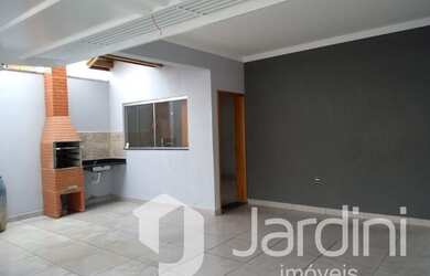 Imagem: A casa possui 3 Dormitórios, 1 Banheiro, 2 Vagas na garagem