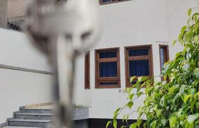 Imagem: A casa possui 3 Dormitórios, 4 Banheiros, 5 Vagas na garagem