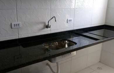 Imagem: O apartamento possui 2 Dormitórios, 1 Banheiro, 1 Vaga na garagem