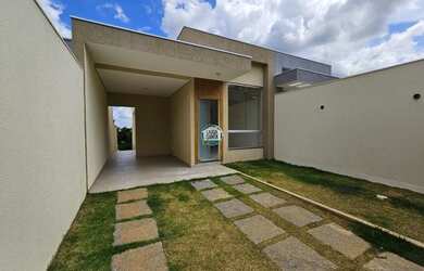 Imagem: A casa possui 3 Dormitórios, 2 Banheiros, 2 Vagas na garagem