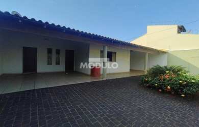 Imagem: A casa possui 3 Dormitórios, 5 Banheiros, 3 Vagas na garagem