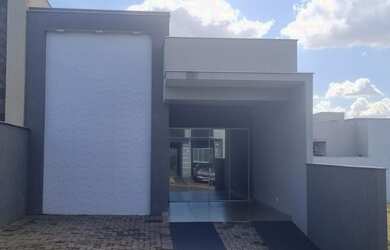 Imagem: A casa em condomínio possui 3 Dormitórios, 1 Banheiro, 2 Vagas
