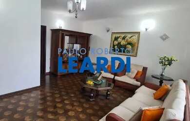 Imagem: A casa possui 3 Dormitórios, 3 Banheiros, 5 Vagas na garagem