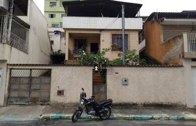 Imagem: A casa possui 3 Dormitórios, 2 Banheiros, 3 Vagas na garagem