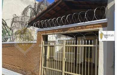 Imagem: A casa possui 3 Dormitórios, 3 Banheiros, 2 Vagas na garagem