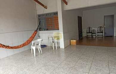 Imagem: A casa possui 3 Dormitórios, 1 Banheiro, 2 Vagas na garagem