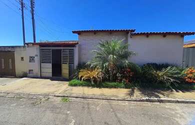 Imagem: A casa possui 3 Dormitórios, 2 Banheiros, 2 Vagas na garagem